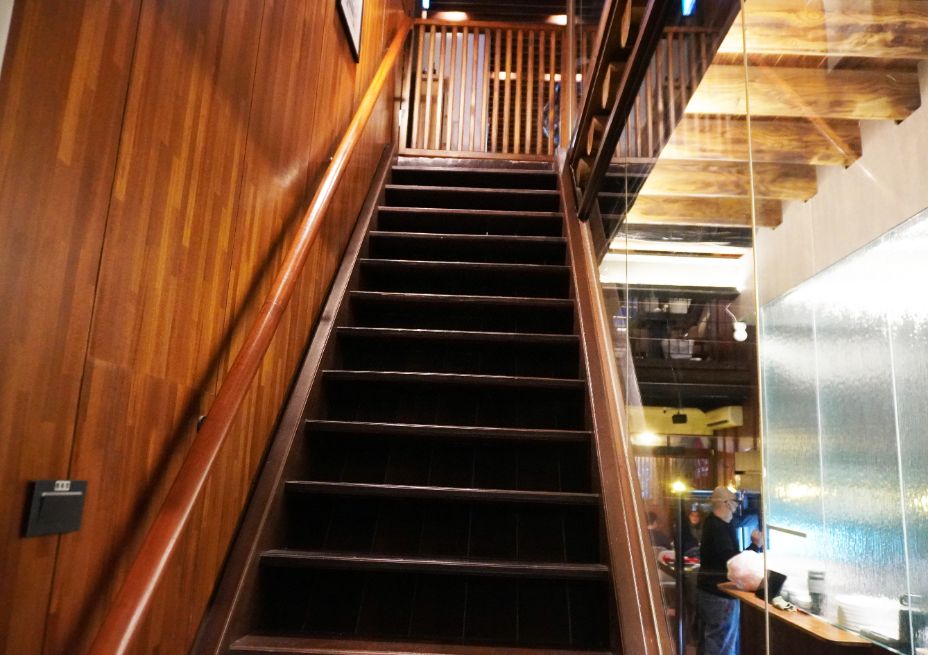 台北大同｜老撈麻辣火鍋-順天外科醫院｜大稻埕火鍋推薦，百年建築化身成時尚鍋物分店，廣東雞煲蟹推薦必點