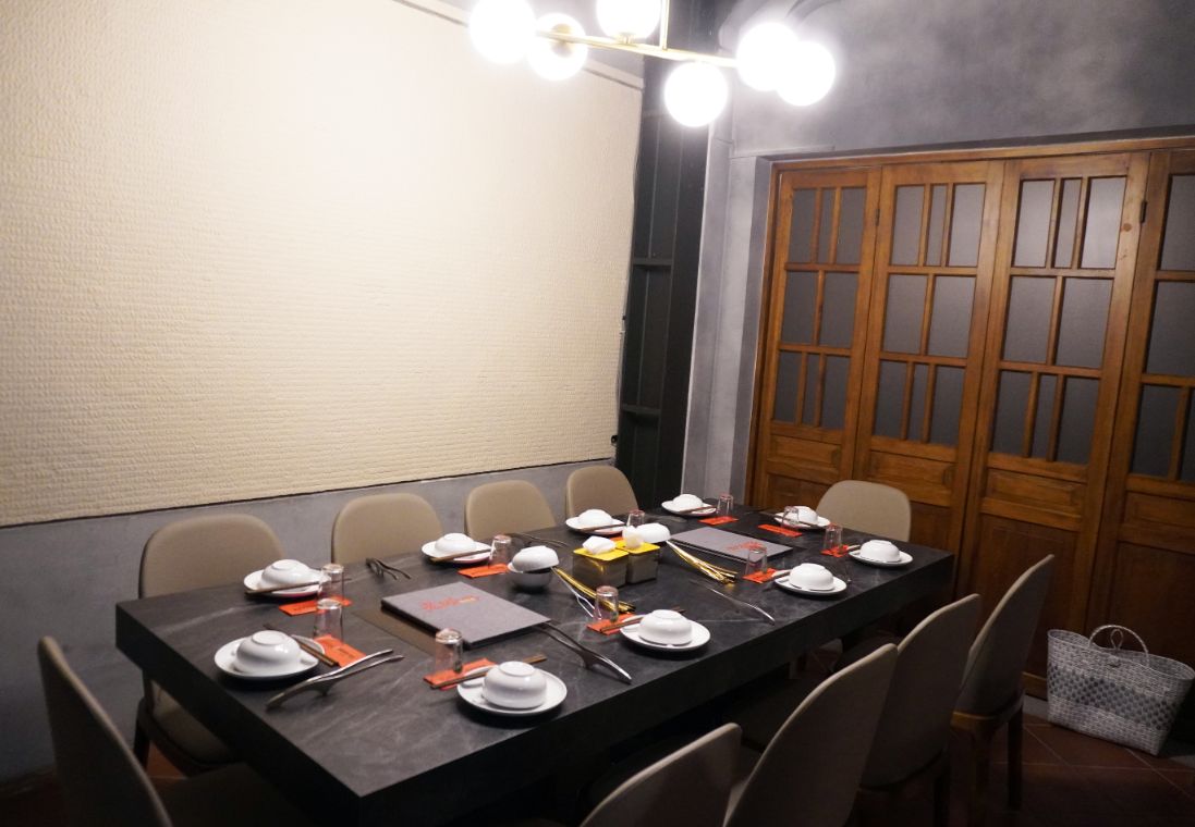 台北大同｜老撈麻辣火鍋-順天外科醫院｜大稻埕火鍋推薦，百年建築化身成時尚鍋物分店，廣東雞煲蟹推薦必點