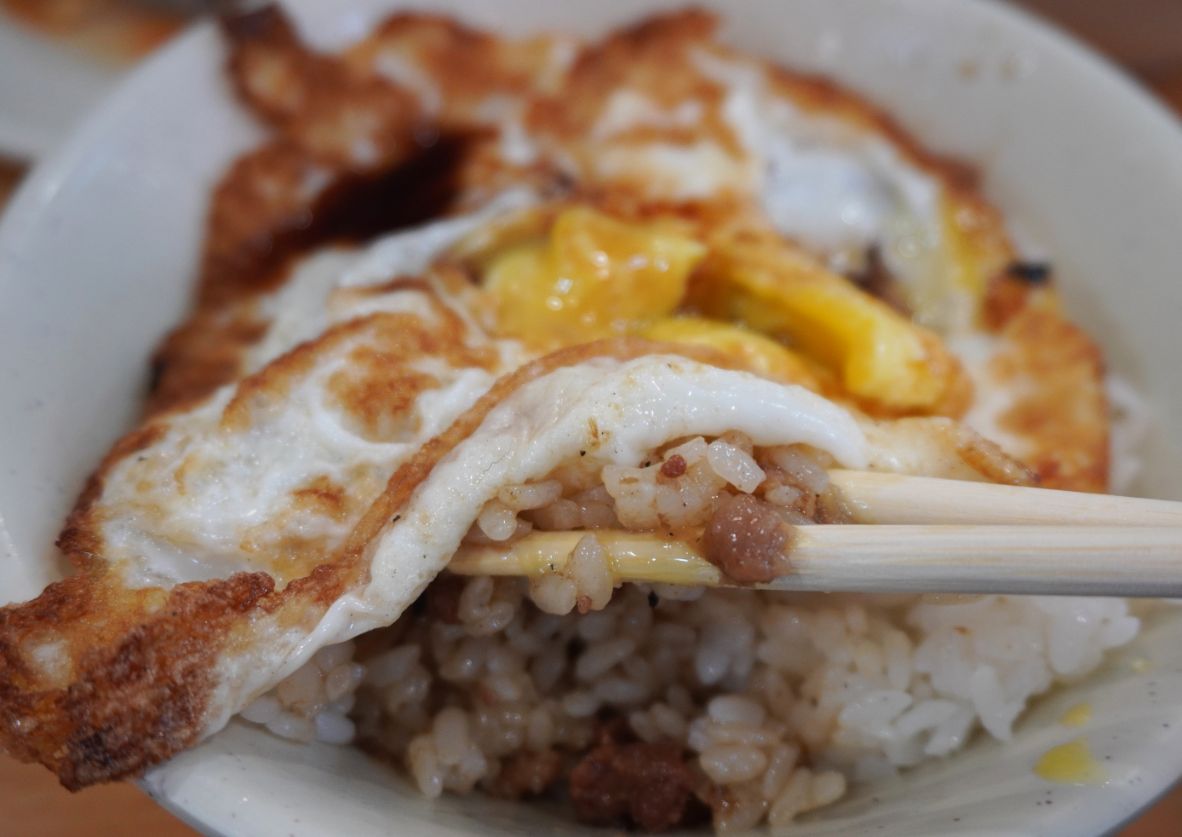 台北萬華｜天天利美食坊｜觀光客必訪美食小吃，一次收集滷肉飯跟蚵仔煎等人氣美食