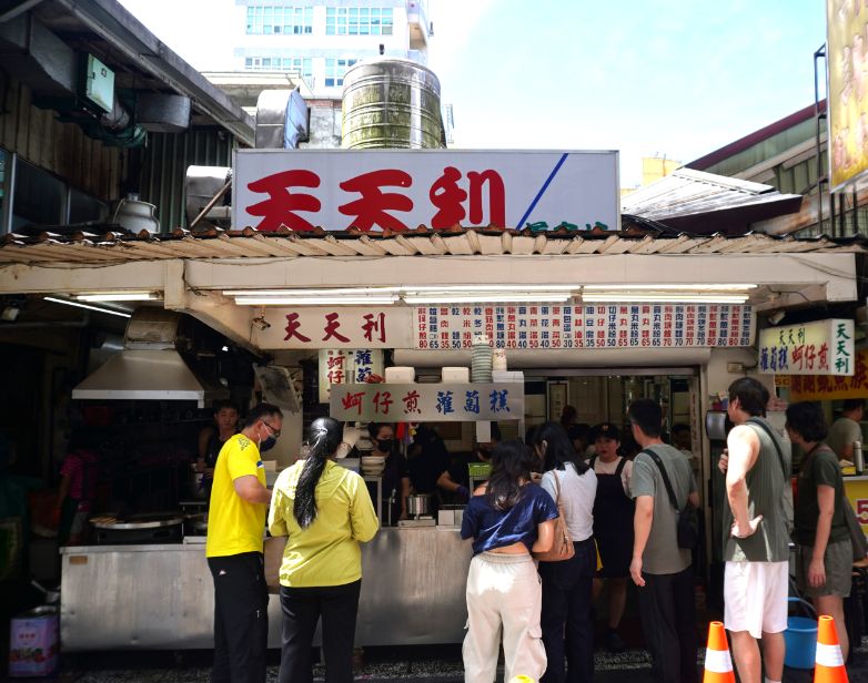 台北萬華｜天天利美食坊｜觀光客必訪美食小吃，一次收集滷肉飯跟蚵仔煎等人氣美食