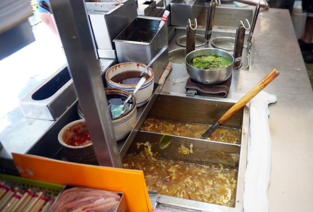 台北萬華｜天天利美食坊｜觀光客必訪美食小吃，一次收集滷肉飯跟蚵仔煎等人氣美食