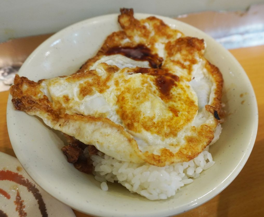 台北萬華｜天天利美食坊｜觀光客必訪美食小吃，一次收集滷肉飯跟蚵仔煎等人氣美食