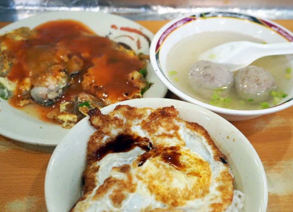 台北萬華｜天天利美食坊｜觀光客必訪美食小吃，一次收集滷肉飯跟蚵仔煎等人氣美食
