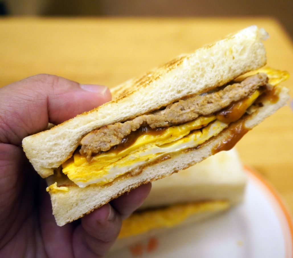 台北大同｜真芳碳烤吐司圓山酒泉店 ｜圓山捷運站必吃早午餐，碳烤吐司外焦香內柔軟