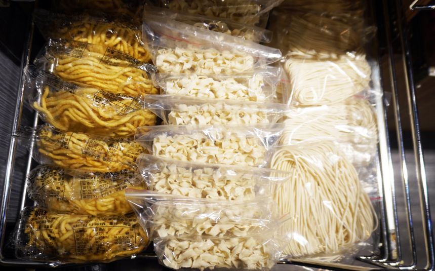 基隆仁愛│煮火鍋│商業午餐價格親民食材新鮮，喬登鞋收藏超亮眼