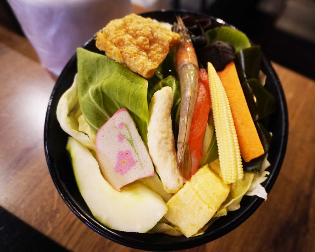 基隆仁愛│煮火鍋│商業午餐價格親民食材新鮮，喬登鞋收藏超亮眼