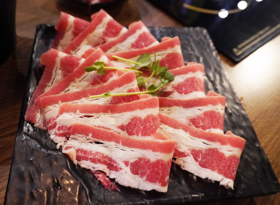 基隆仁愛│煮火鍋│商業午餐價格親民食材新鮮，喬登鞋收藏超亮眼