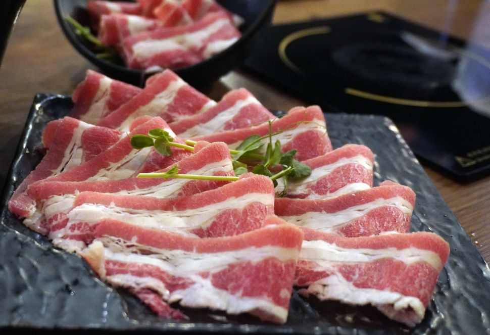 基隆仁愛│煮火鍋│商業午餐價格親民食材新鮮，喬登鞋收藏超亮眼