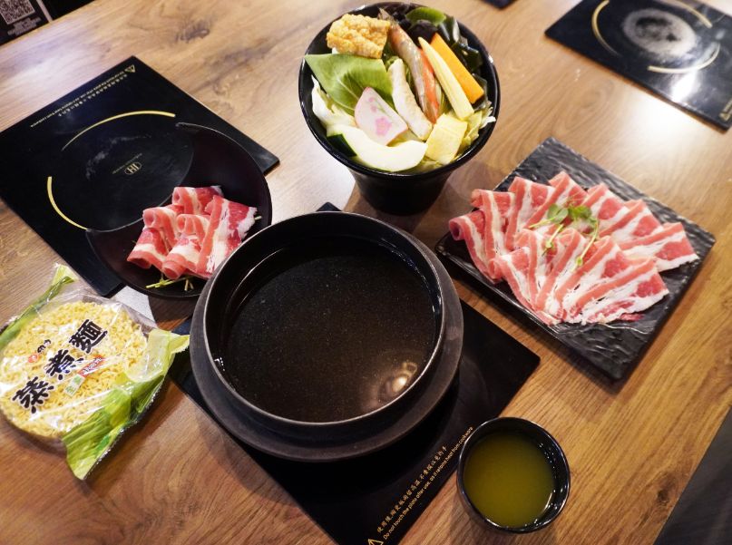 基隆仁愛│煮火鍋│商業午餐價格親民食材新鮮，喬登鞋收藏超亮眼