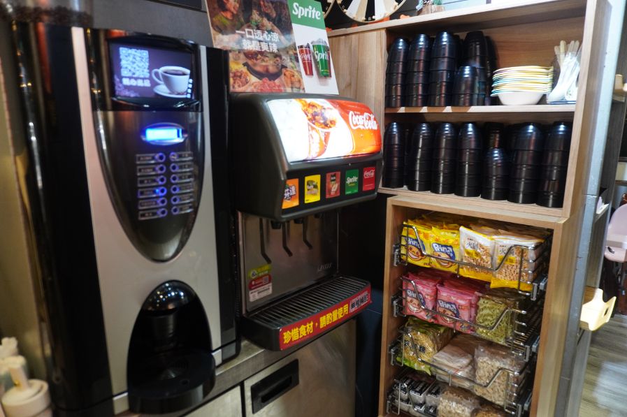 基隆仁愛│煮火鍋│商業午餐價格親民食材新鮮，喬登鞋收藏超亮眼