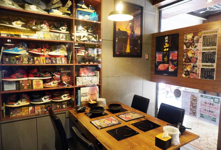 基隆仁愛│煮火鍋│商業午餐價格親民食材新鮮，喬登鞋收藏超亮眼