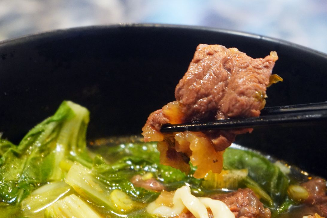 台北大同｜老地方牛肉麵｜鄰近圓山捷運站的重口味牛肉麵，動漫迷必訪的人氣美食