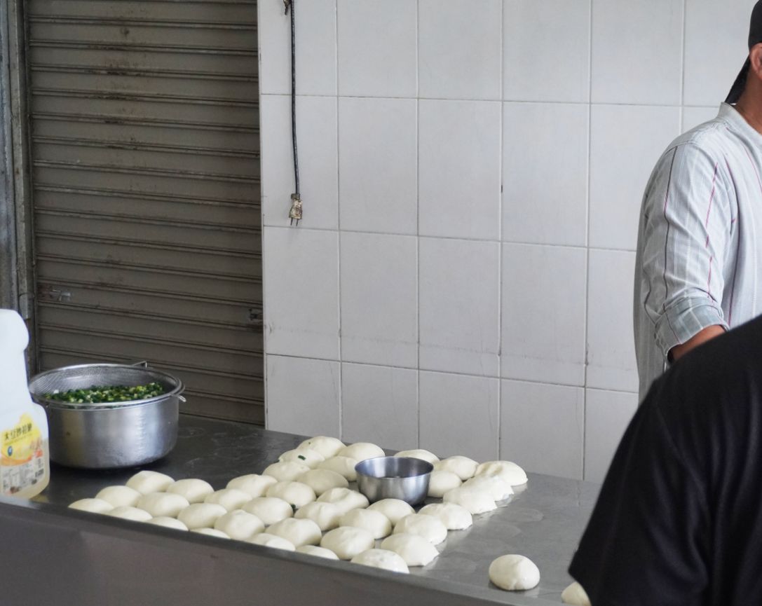 台東市美食｜黃記蔥油餅《海邊店》｜鄰近台東海濱公園的超人氣銅板美食