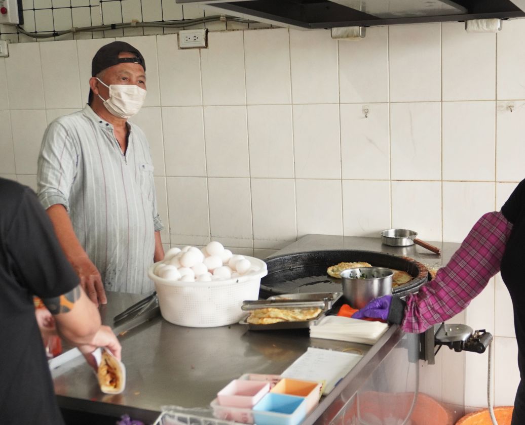 台東市美食|黃記蔥油餅《海邊店》|鄰近台東海濱公園的超人氣銅板美食 - 第6張圖 台東市美食|黃記蔥油餅《海邊店》|鄰近台東海濱公園的超人氣銅板美食