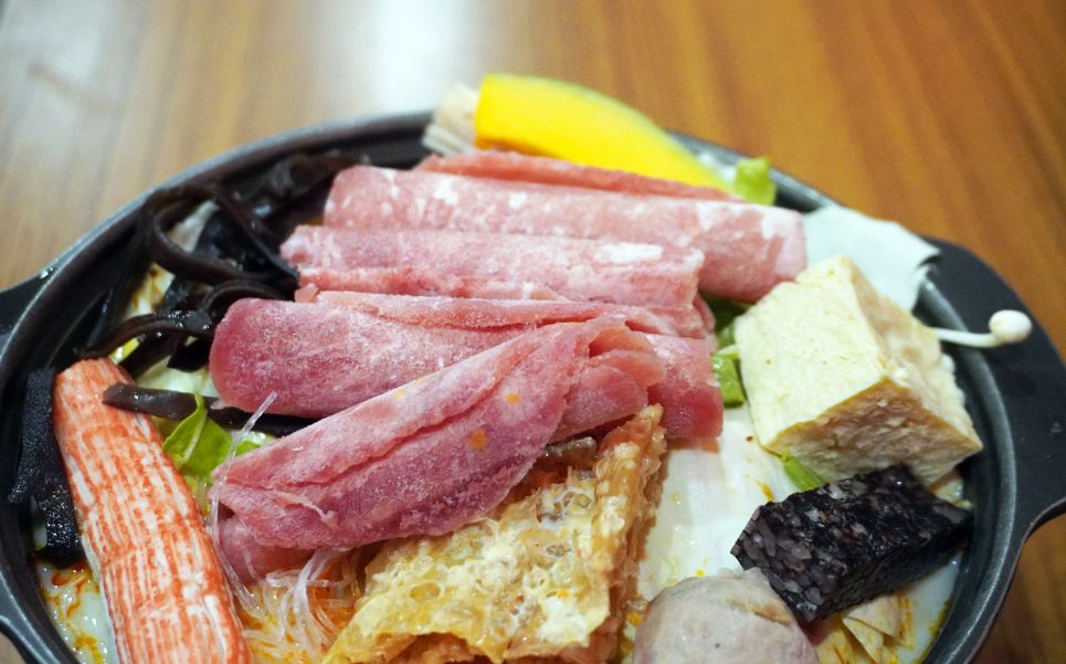 高雄小火鍋推薦｜小灶口平價鍋物鹽埕店｜特色湯底豐富，白飯、冰沙及茶飲免費吃到飽