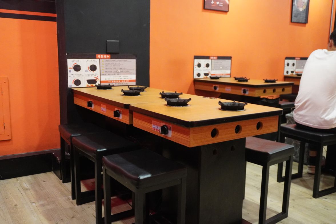 高雄小火鍋推薦｜小灶口平價鍋物鹽埕店｜特色湯底豐富，白飯、冰沙及茶飲免費吃到飽