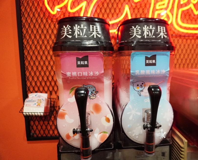 高雄小火鍋推薦｜小灶口平價鍋物鹽埕店｜特色湯底豐富，白飯、冰沙及茶飲免費吃到飽