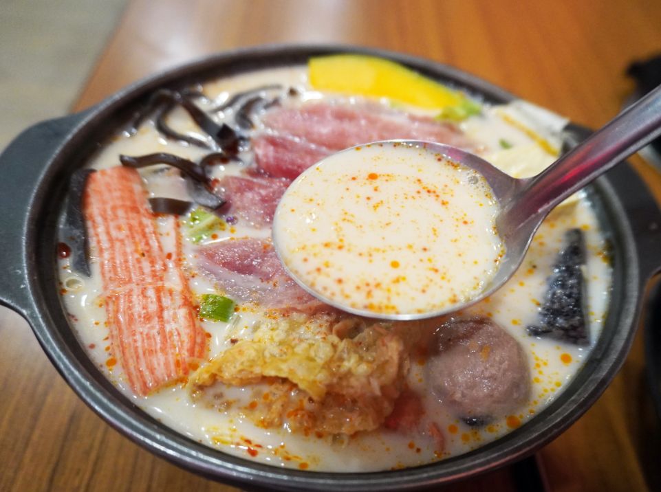高雄小火鍋推薦｜小灶口平價鍋物鹽埕店｜特色湯底豐富，白飯、冰沙及茶飲免費吃到飽
