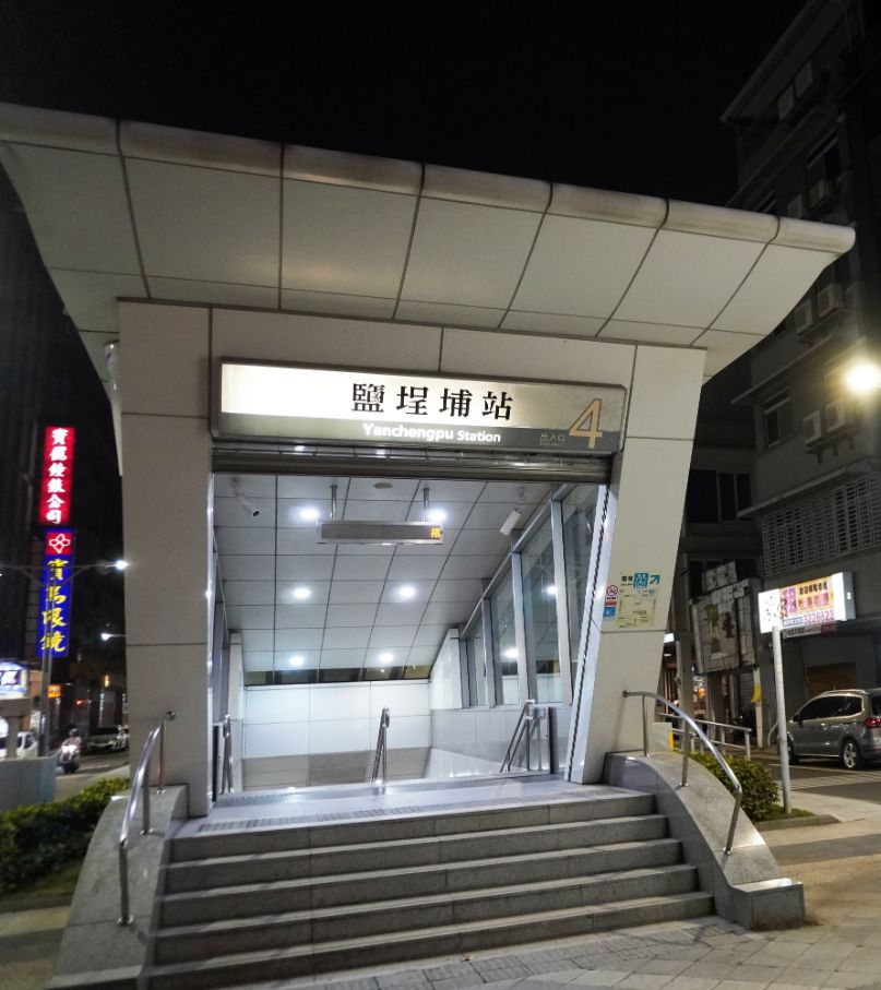 高雄小火鍋推薦｜小灶口平價鍋物鹽埕店｜特色湯底豐富，白飯、冰沙及茶飲免費吃到飽