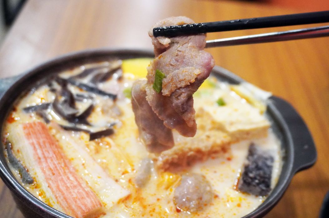 高雄小火鍋推薦｜小灶口平價鍋物鹽埕店｜特色湯底豐富，白飯、冰沙及茶飲免費吃到飽