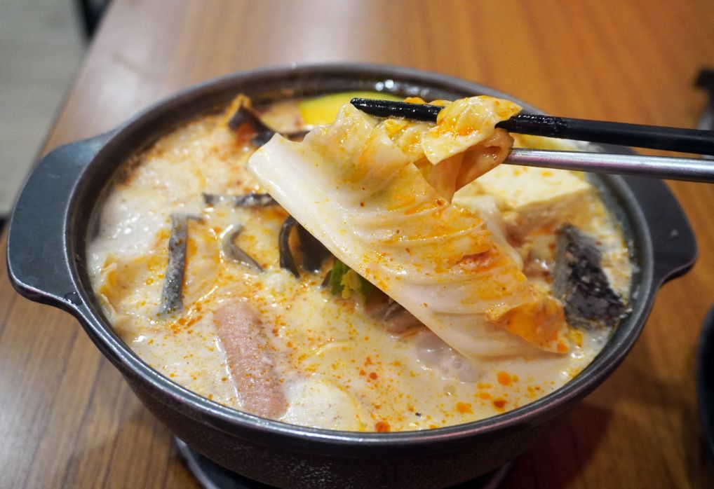 高雄小火鍋推薦｜小灶口平價鍋物鹽埕店｜特色湯底豐富，白飯、冰沙及茶飲免費吃到飽