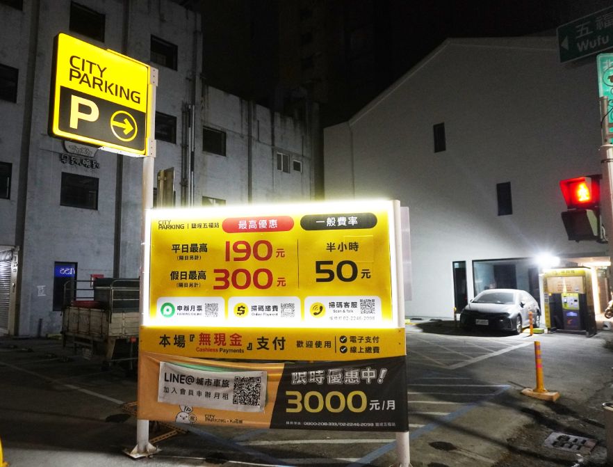 高雄小火鍋推薦｜小灶口平價鍋物鹽埕店｜特色湯底豐富，白飯、冰沙及茶飲免費吃到飽