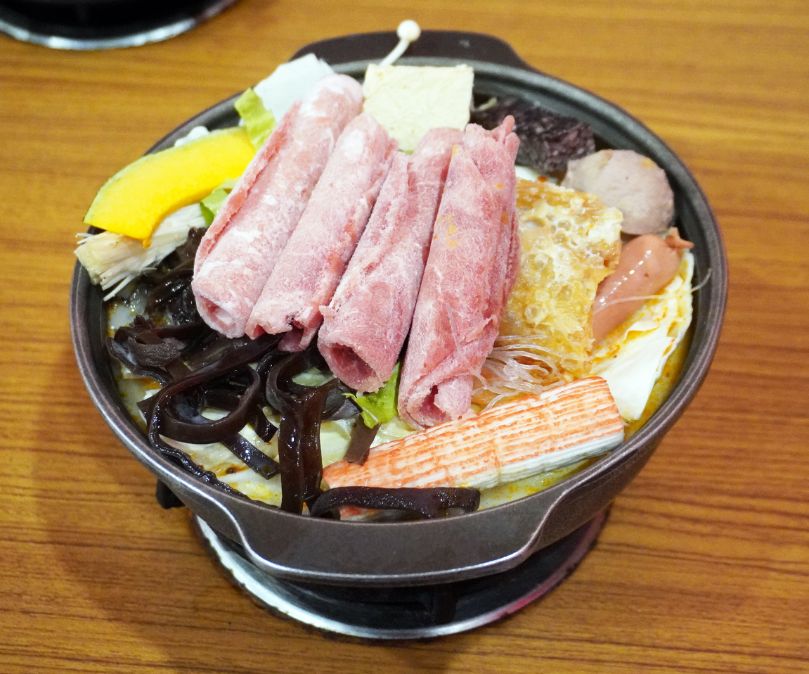 高雄小火鍋推薦｜小灶口平價鍋物鹽埕店｜特色湯底豐富，白飯、冰沙及茶飲免費吃到飽