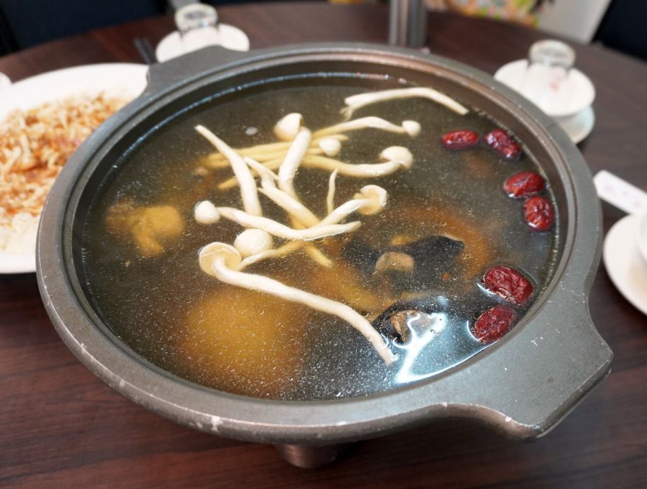 嘉義西區｜深山土雞城｜鄰近嘉義車站的聚餐合菜餐廳，三仙爐推薦必點，湯頭清爽甘甜，熱炒料豐富