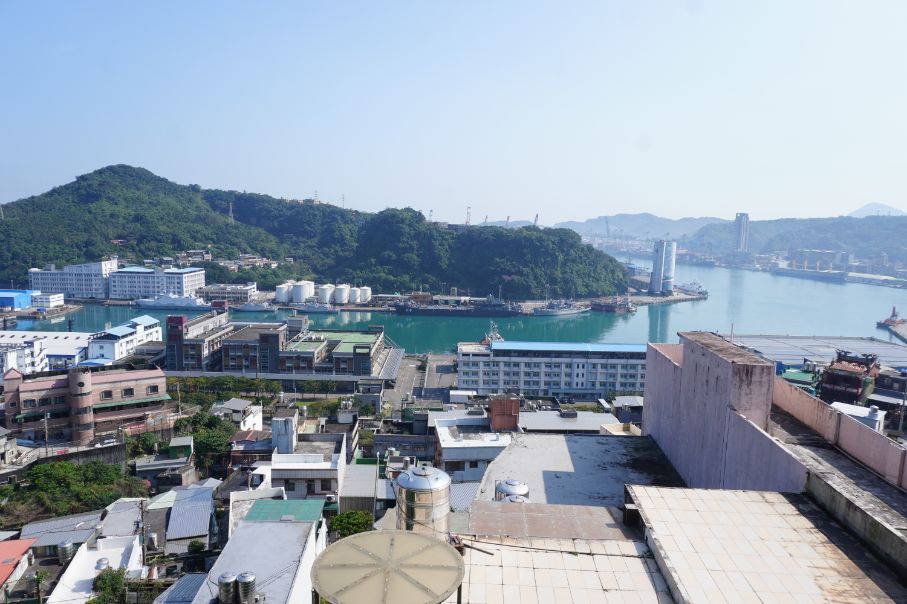 來去基隆住一晚｜基隆民宿｜鄰近虎仔山休閒咖啡館，視野超好，盡覽牛稠港美景，度假放鬆好選擇