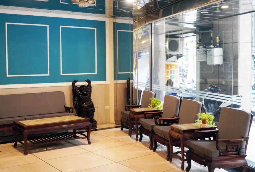 新竹住宿｜明月大飯店｜鄰近東門市場的30年老旅店，小資族住宿好選擇