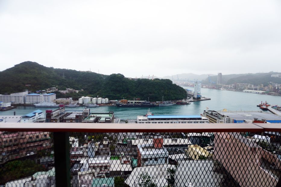 來去基隆住一晚｜基隆民宿｜鄰近虎仔山休閒咖啡館，視野超好，盡覽牛稠港美景，度假放鬆好選擇
