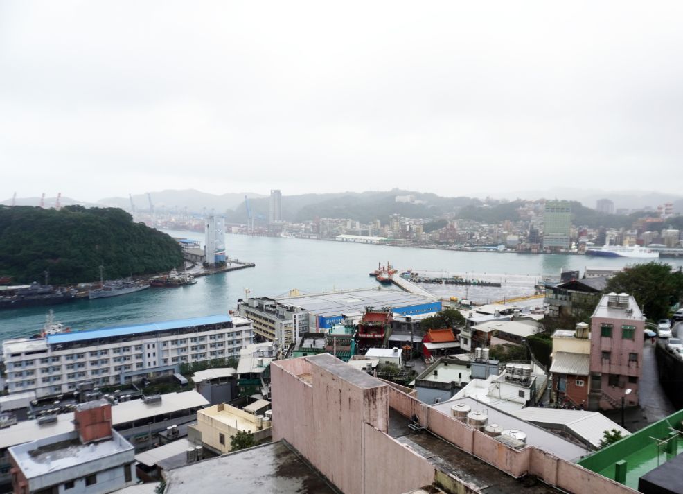 來去基隆住一晚｜基隆民宿｜鄰近虎仔山休閒咖啡館，視野超好，盡覽牛稠港美景，度假放鬆好選擇