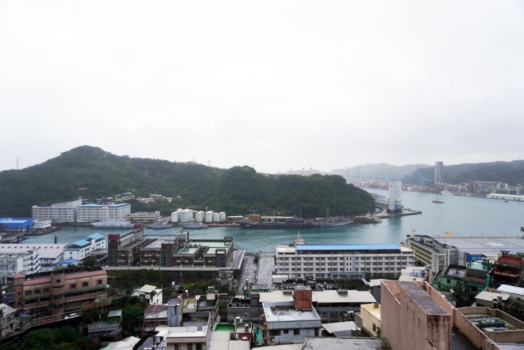 來去基隆住一晚｜基隆民宿｜鄰近虎仔山休閒咖啡館，視野超好，盡覽牛稠港美景，度假放鬆好選擇