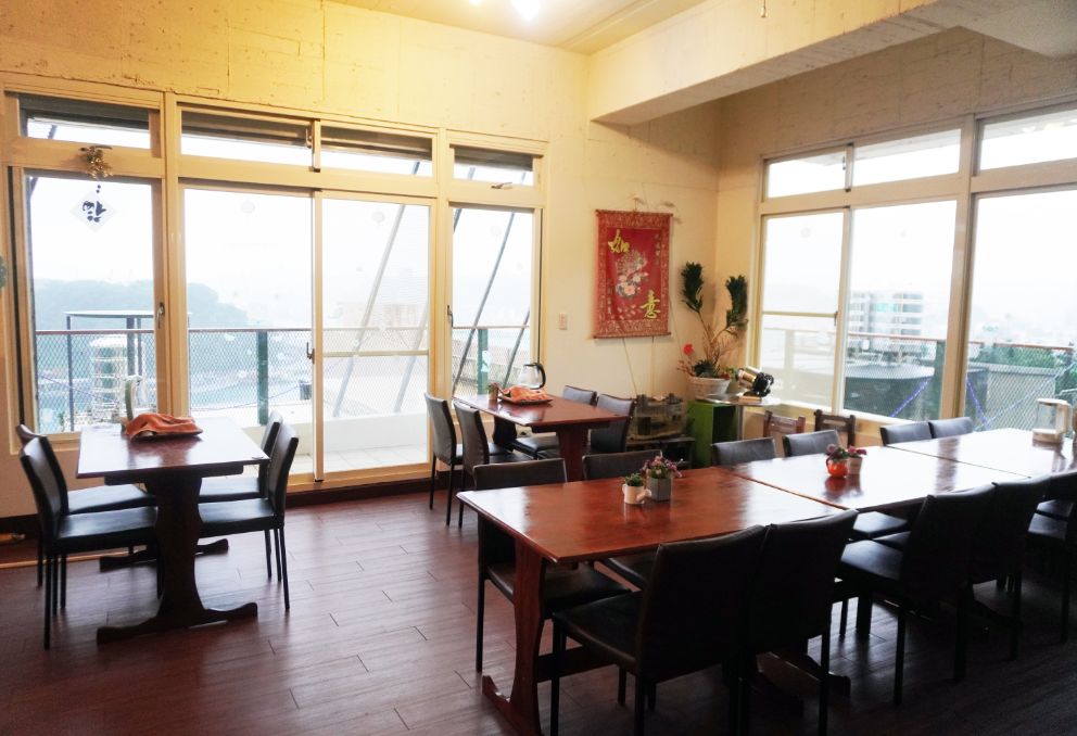 來去基隆住一晚｜基隆民宿｜鄰近虎仔山休閒咖啡館，視野超好，盡覽牛稠港美景，度假放鬆好選擇