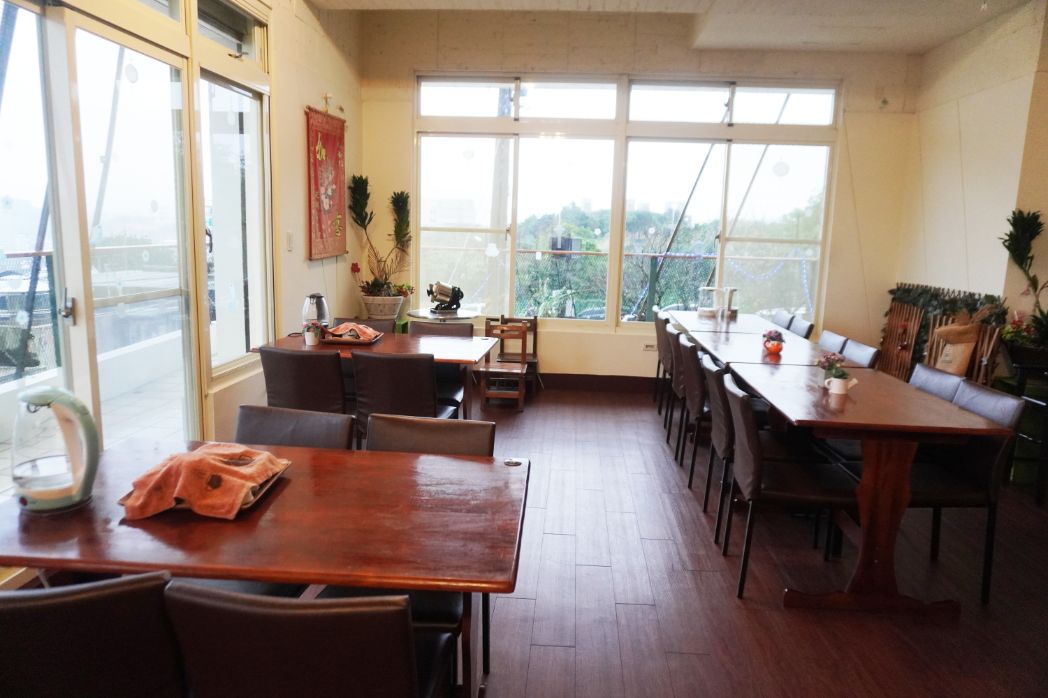 來去基隆住一晚｜基隆民宿｜鄰近虎仔山休閒咖啡館，視野超好，盡覽牛稠港美景，度假放鬆好選擇