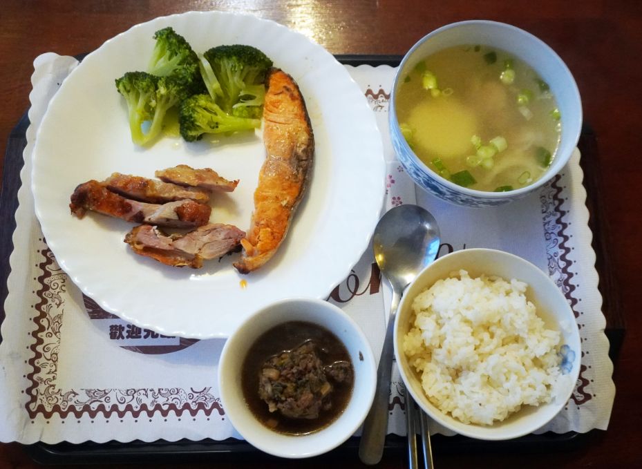 來去基隆住一晚｜基隆民宿｜鄰近虎仔山休閒咖啡館，視野超好，盡覽牛稠港美景，度假放鬆好選擇