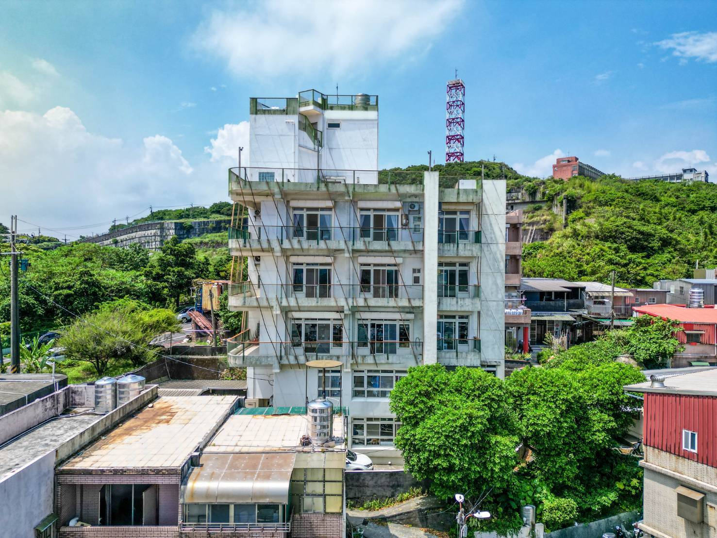 來去基隆住一晚｜基隆民宿｜鄰近虎仔山休閒咖啡館，視野超好，盡覽牛稠港美景，度假放鬆好選擇
