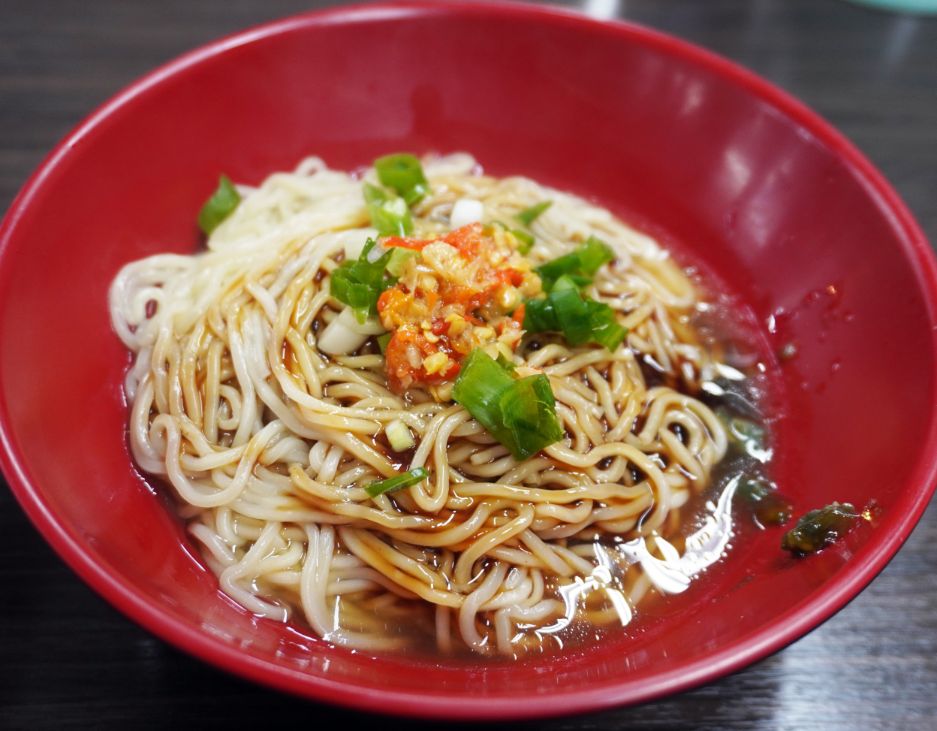 基隆仁愛｜成功市場米粉妹｜隱身在市場地下一樓美食街，皮蛋辣拌麵很推薦