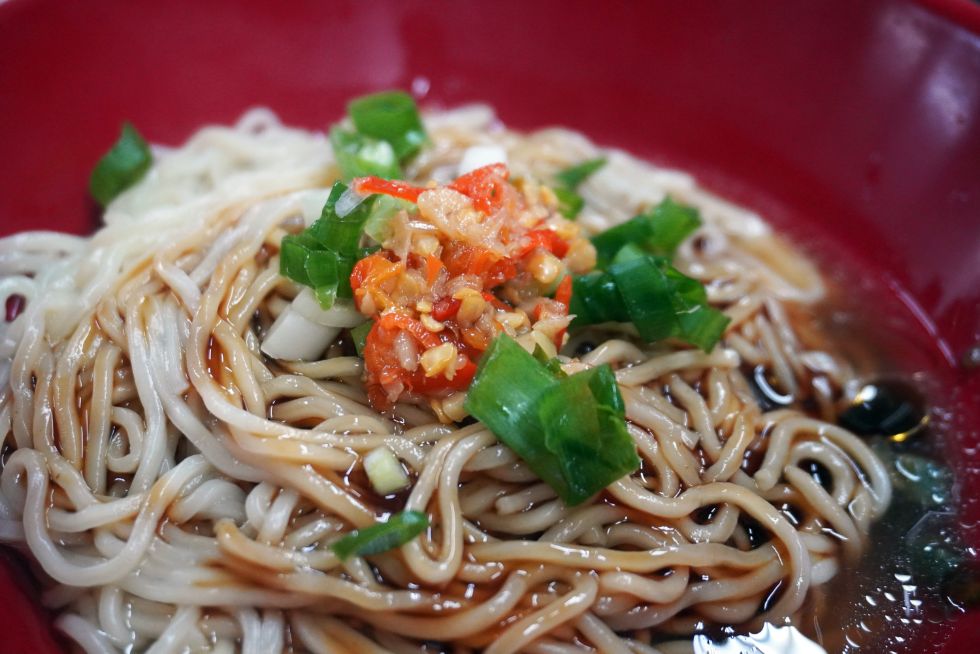 基隆仁愛｜成功市場米粉妹｜隱身在市場地下一樓美食街，皮蛋辣拌麵很推薦