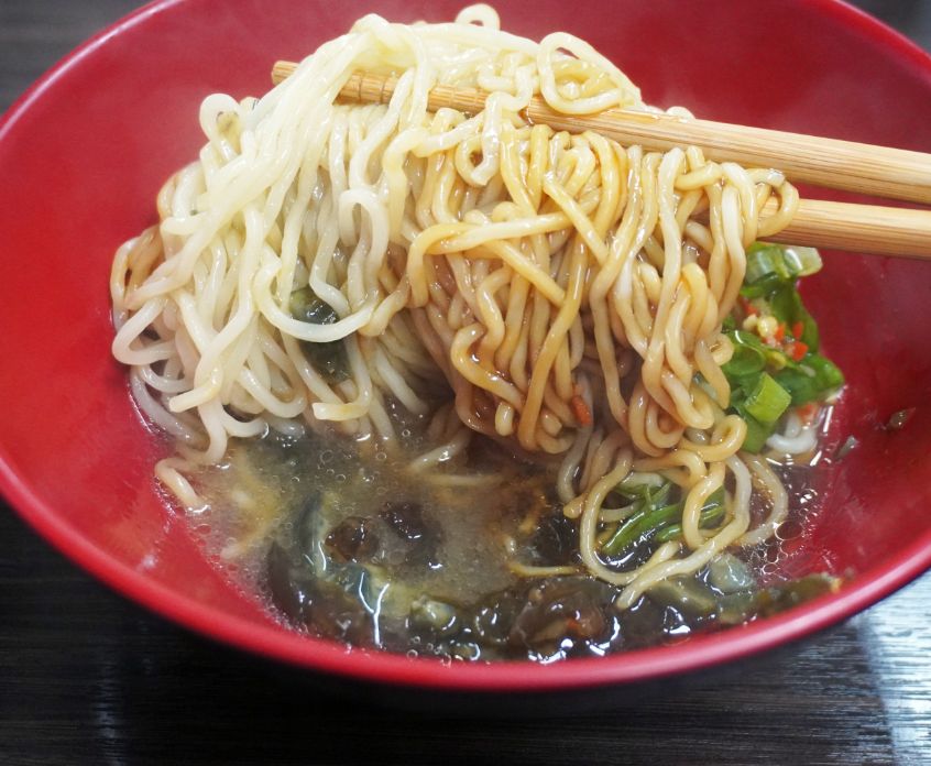 基隆仁愛｜成功市場米粉妹｜隱身在市場地下一樓美食街，皮蛋辣拌麵很推薦
