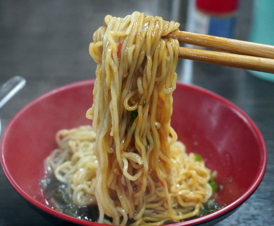 基隆仁愛｜成功市場米粉妹｜隱身在市場地下一樓美食街，皮蛋辣拌麵很推薦