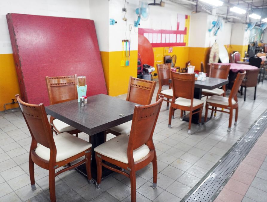 基隆仁愛｜成功市場米粉妹｜隱身在市場地下一樓美食街，皮蛋辣拌麵很推薦