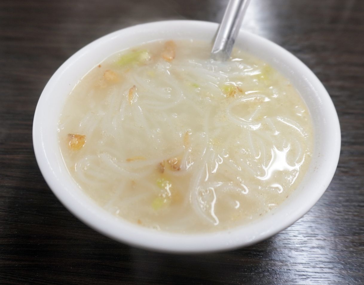 基隆仁愛｜成功市場米粉妹｜隱身在市場地下一樓美食街，皮蛋辣拌麵很推薦