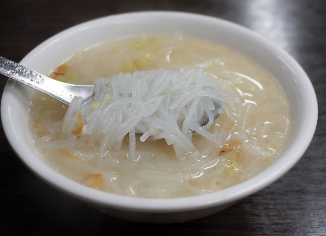 基隆仁愛｜成功市場米粉妹｜隱身在市場地下一樓美食街，皮蛋辣拌麵很推薦