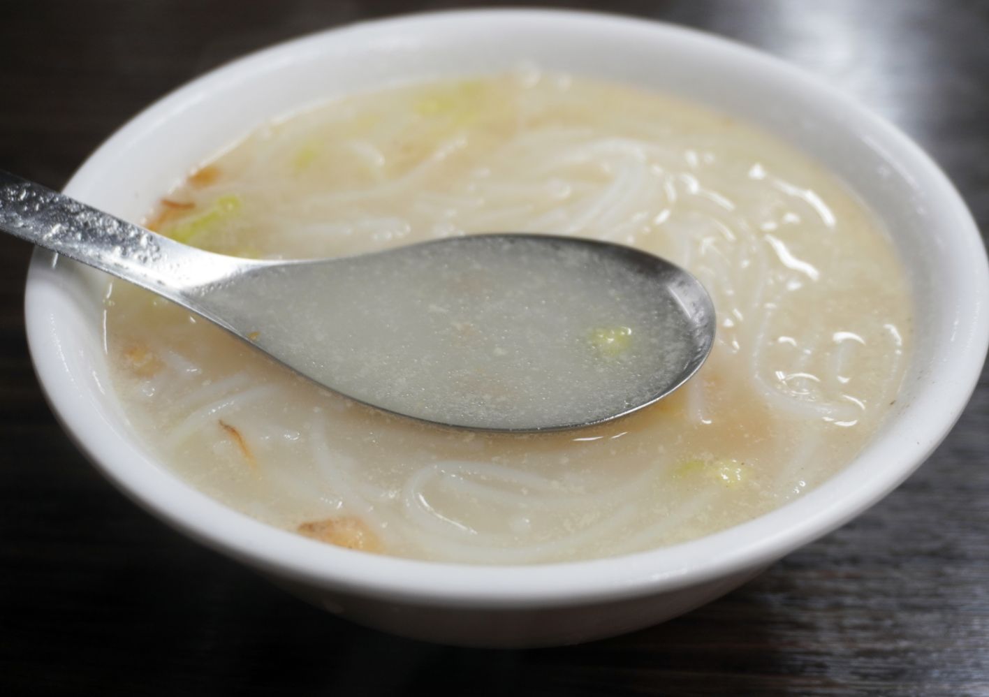 基隆仁愛｜成功市場米粉妹｜隱身在市場地下一樓美食街，皮蛋辣拌麵很推薦