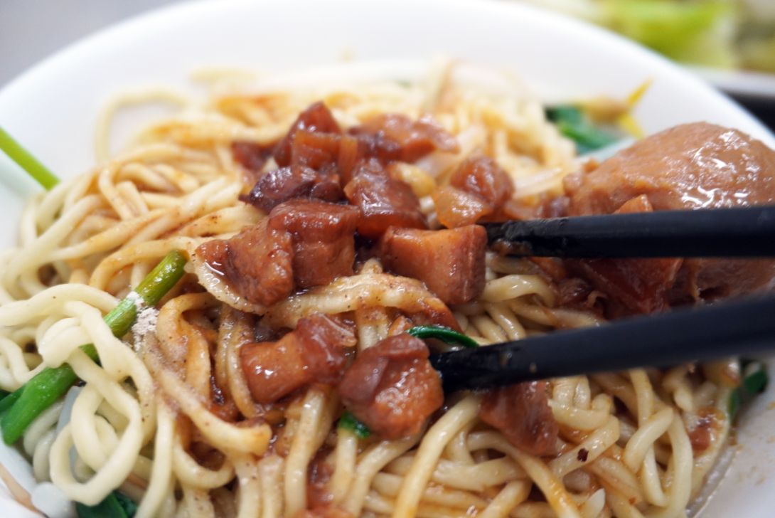 嘉義太保｜丁家魯肉飯｜故宮南院周邊美食推薦，隱藏版銅板美食，魯肉飯口感豐腴又黏唇