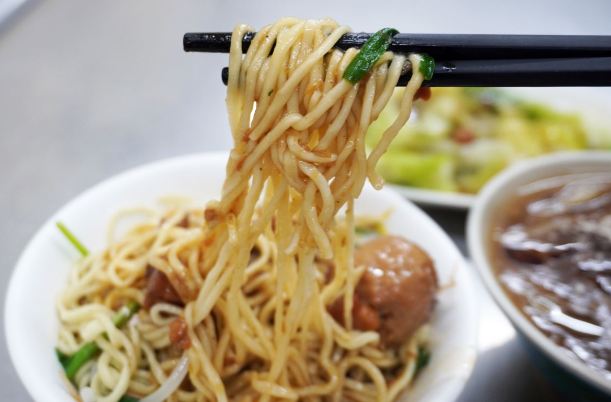 嘉義太保｜丁家魯肉飯｜故宮南院周邊美食推薦，隱藏版銅板美食，魯肉飯口感豐腴又黏唇