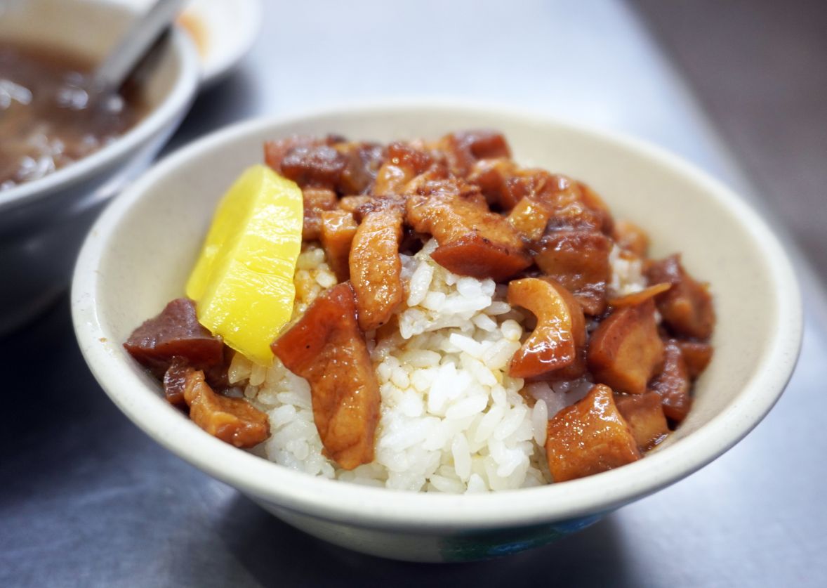 嘉義太保｜丁家魯肉飯｜故宮南院周邊美食推薦，隱藏版銅板美食，魯肉飯口感豐腴又黏唇