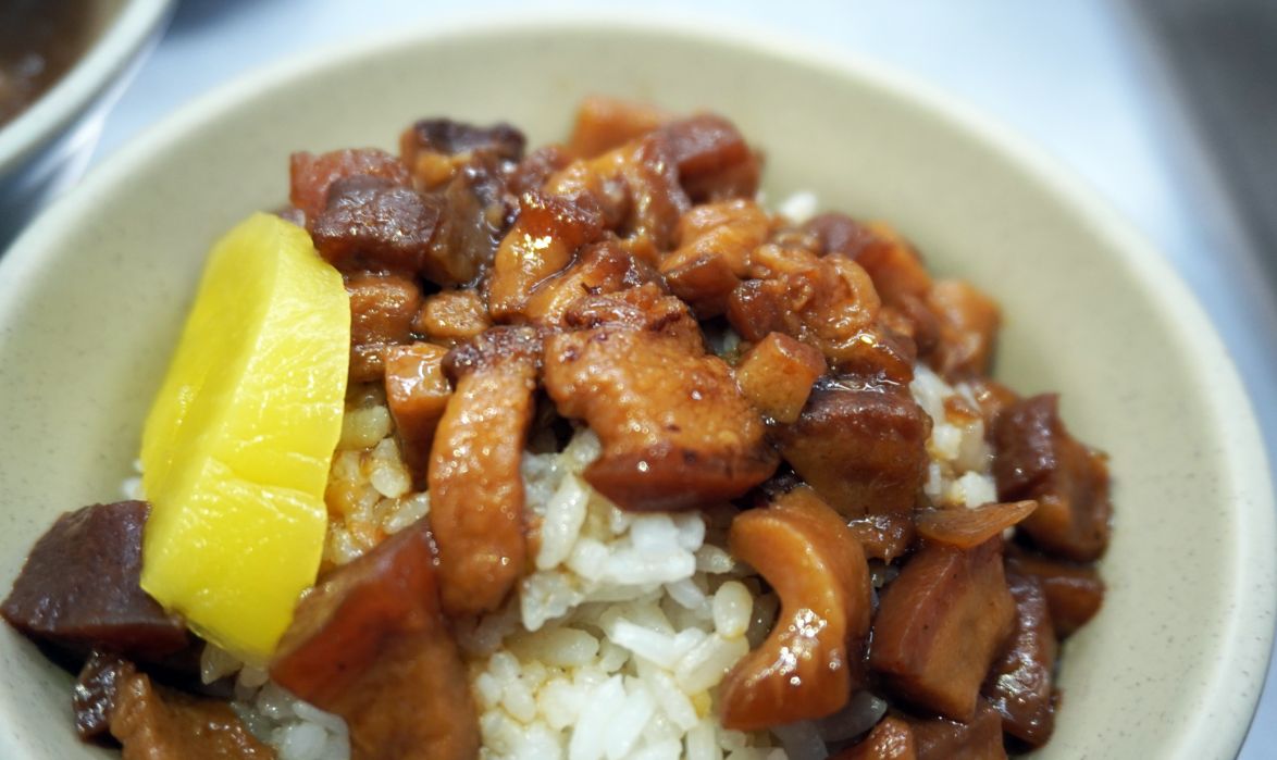 嘉義太保｜丁家魯肉飯｜故宮南院周邊美食推薦，隱藏版銅板美食，魯肉飯口感豐腴又黏唇