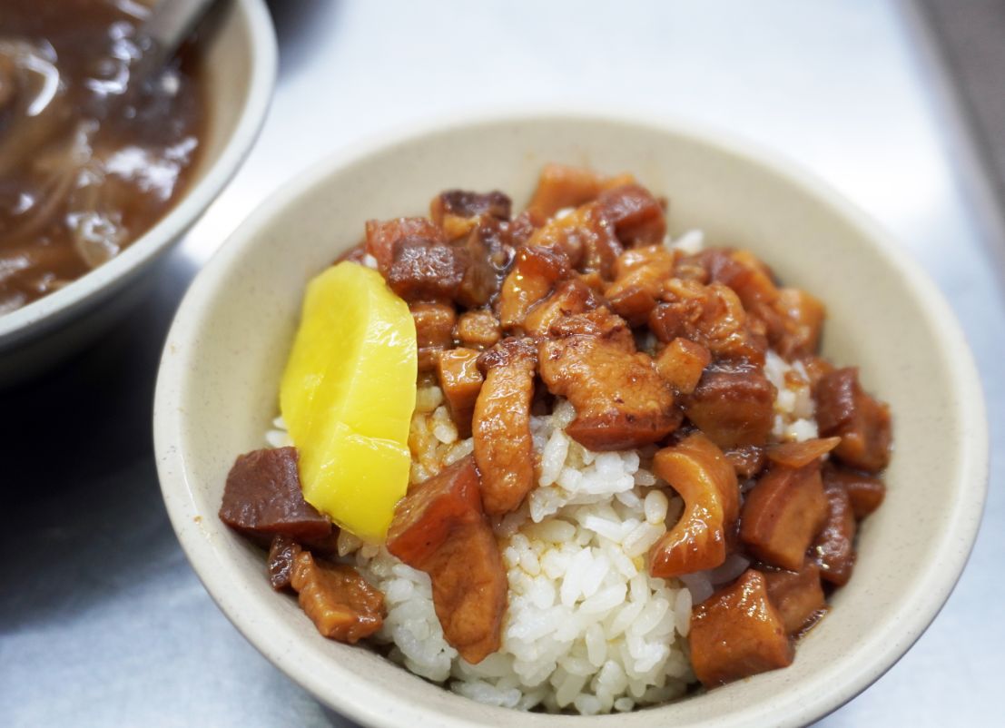 嘉義太保｜丁家魯肉飯｜故宮南院周邊美食推薦，隱藏版銅板美食，魯肉飯口感豐腴又黏唇